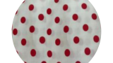 Bílá látka s červeným puntíkem